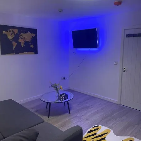 Stylish 1-bed In Leeds * ليدز